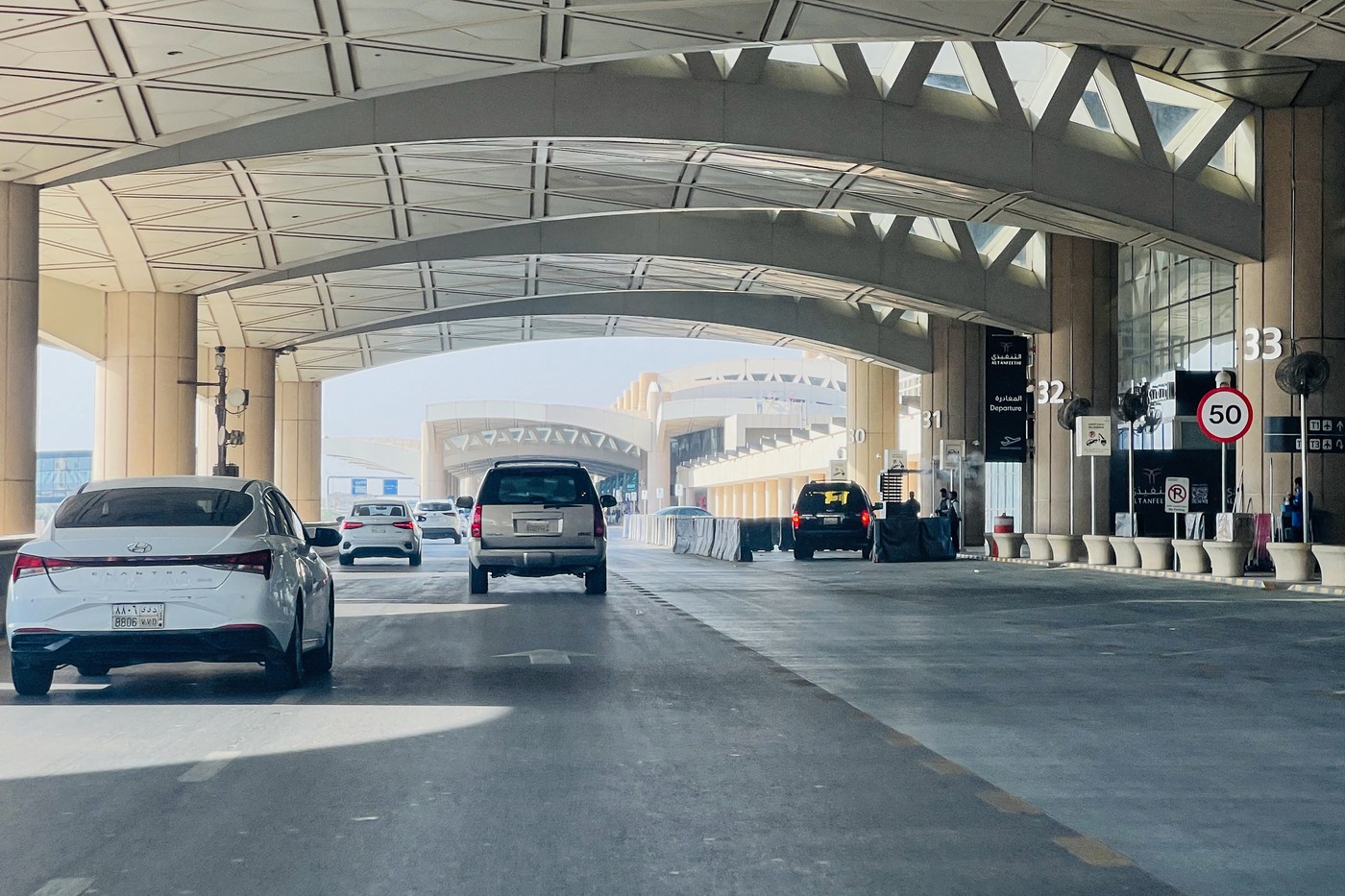 Atac cu rachetă asupra aeroportului din Riyadh: activitate suspendată și numeroase victime rănite