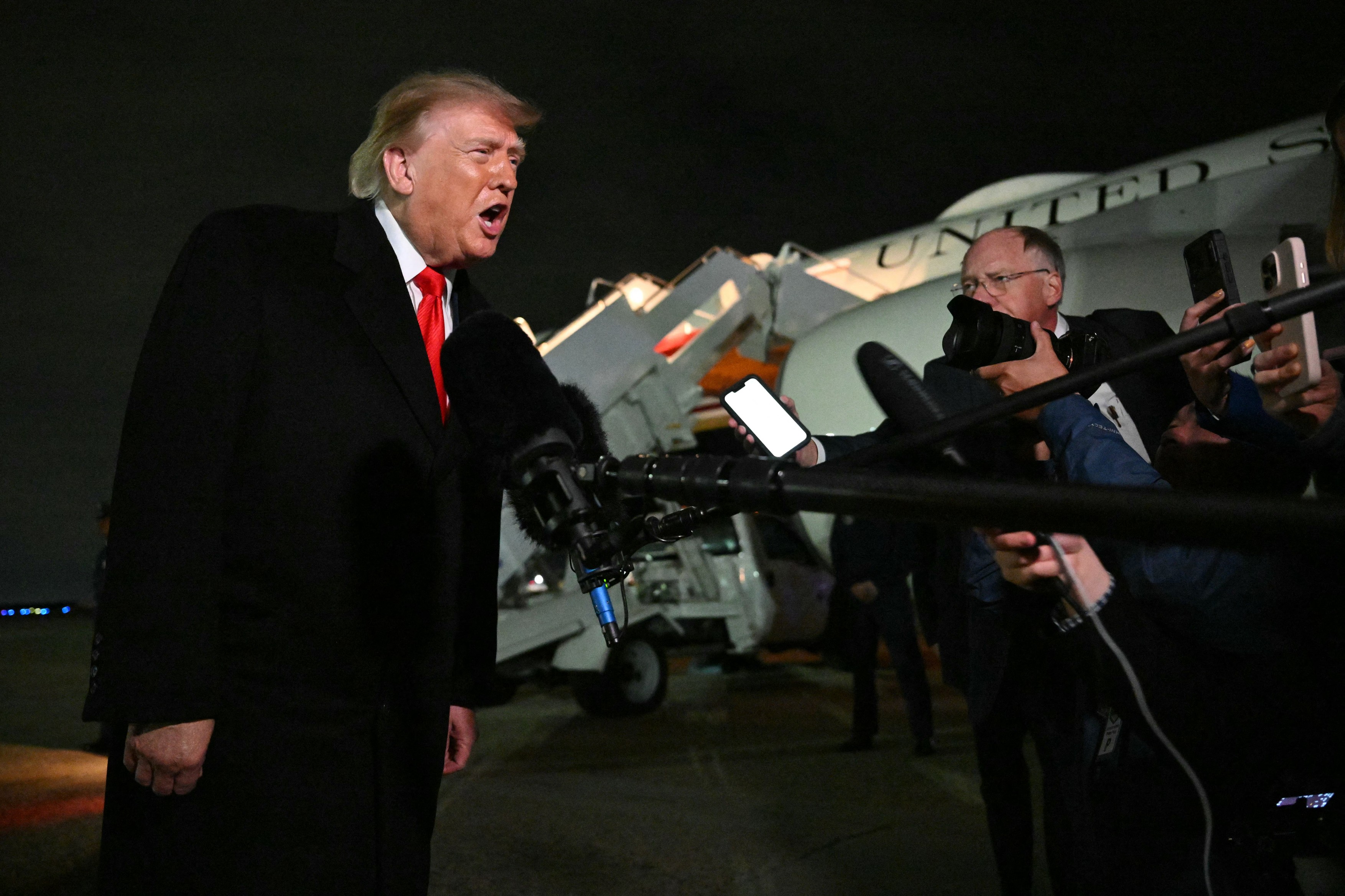 Donald Trump cere schimbarea lui Zelenski, Moscova salutând declarațiile despre încheierea războiului
