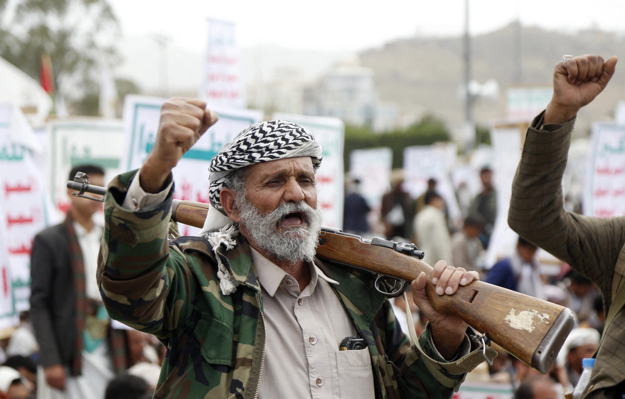 Atacuri masive ale rebelilor Houthi asupra infrastructurii petroliere de la Marea Roșie