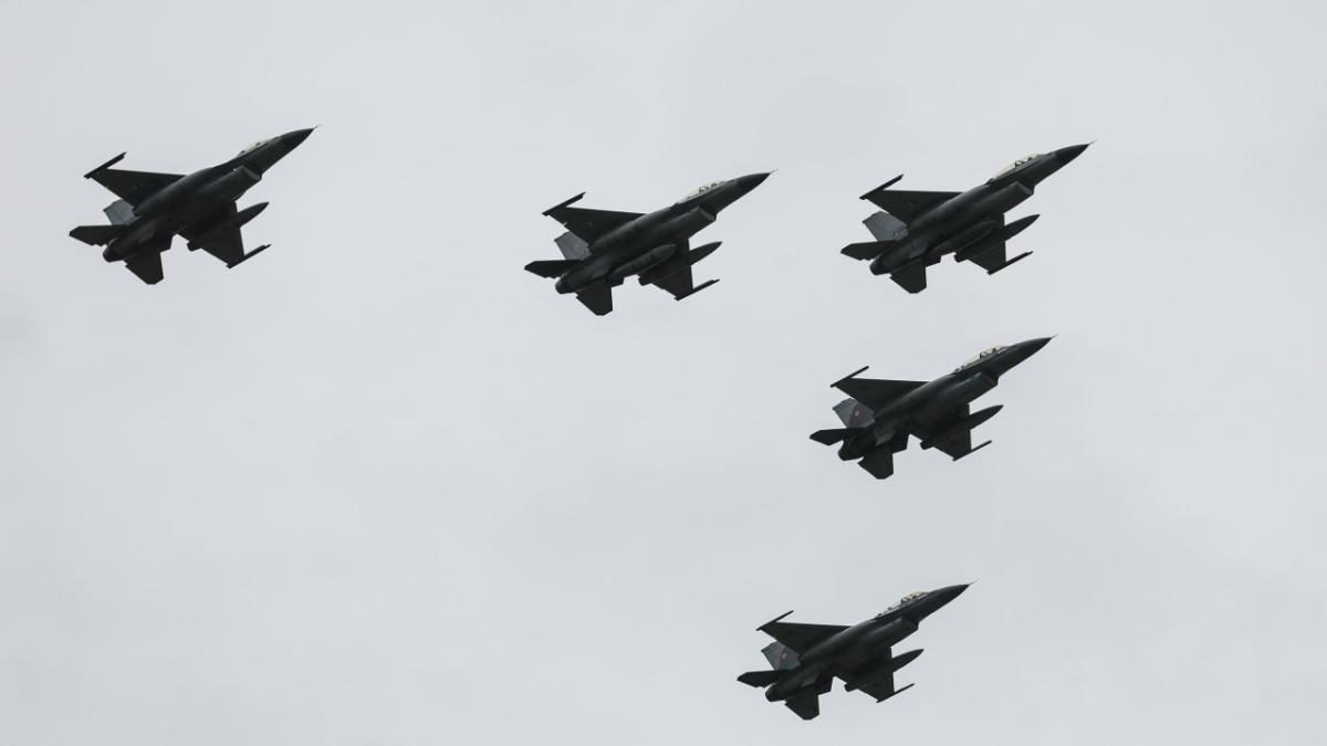Avioane F-16 și elicopter SOCAT ridicate de urgență în Tulcea după detectarea unor ținte aeriene