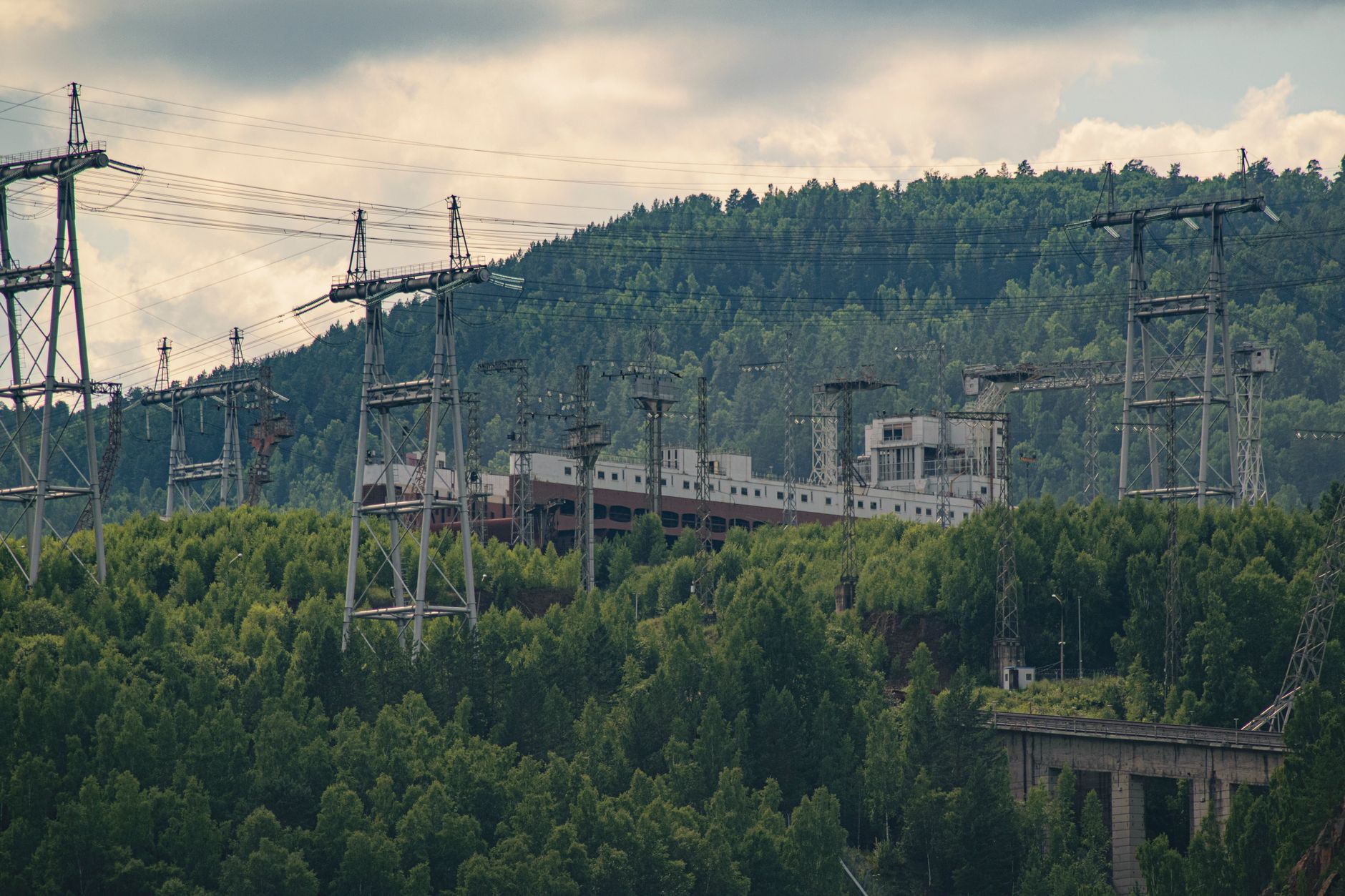 Atacuri rusești cu rachete balistice asupra Kievului: infrastructură energetică și zone rezidențiale lovite